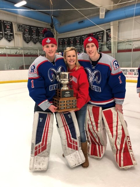 Hockey players holding a trophy